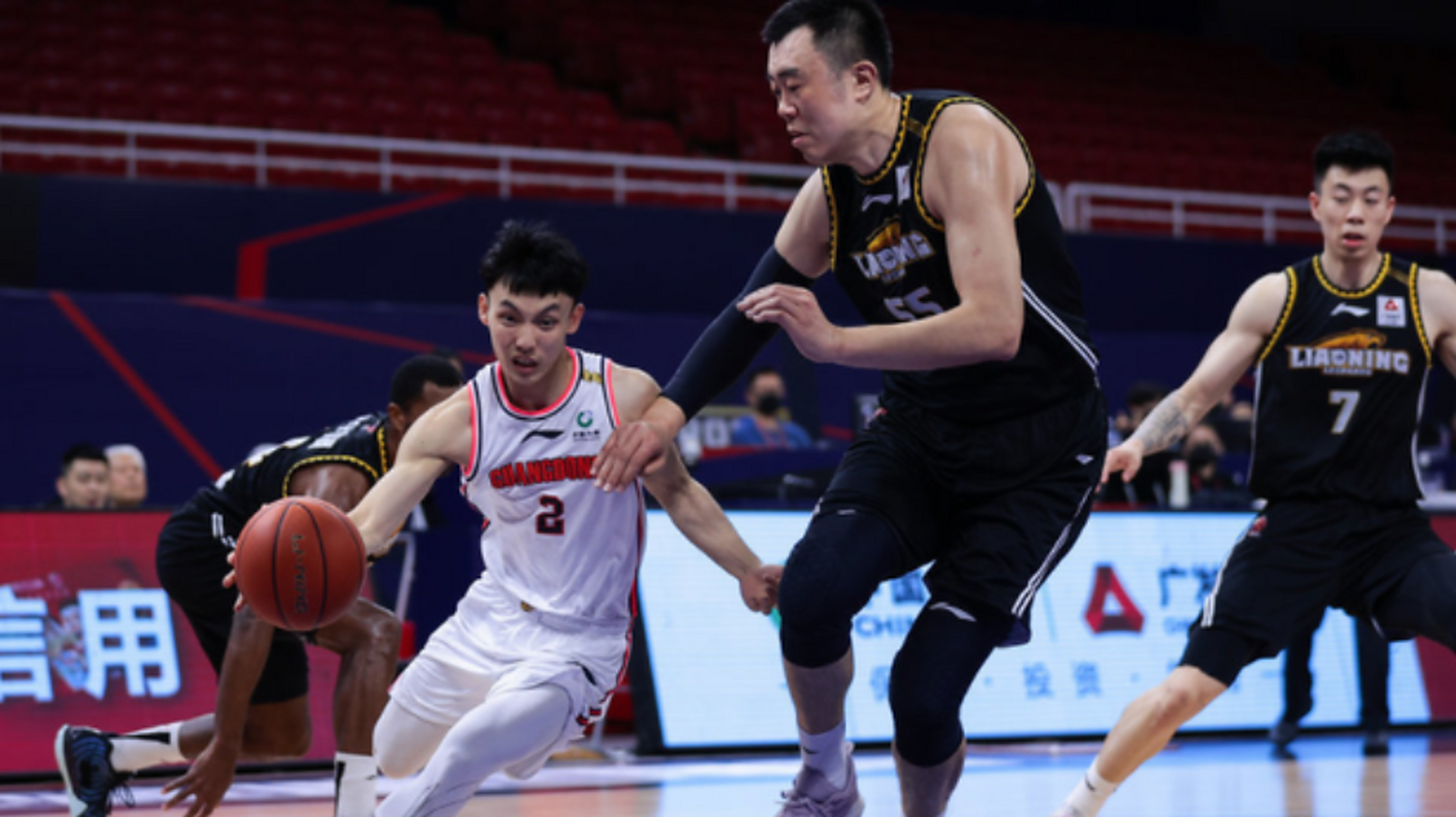 广东男篮实力横扫,夺得季后赛门票 广东男篮实力横扫,夺得季后赛门票