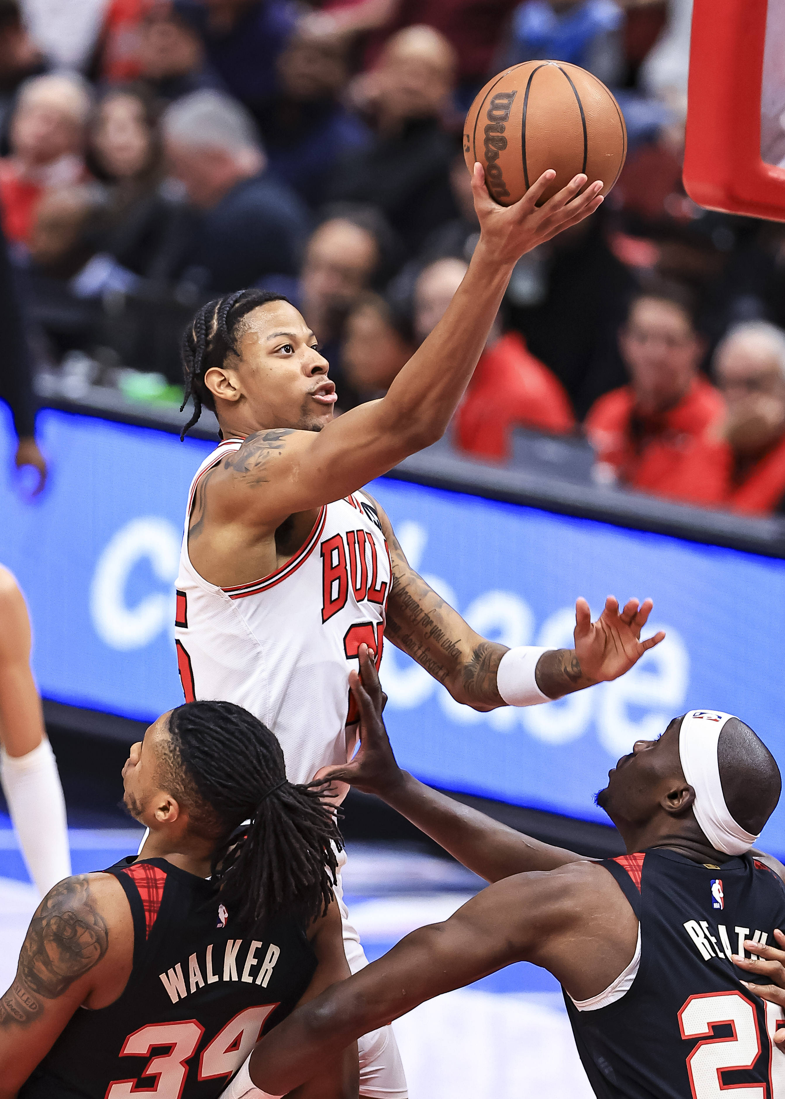 球员在比赛中突破对手防守，完成漂亮上篮的简单介绍