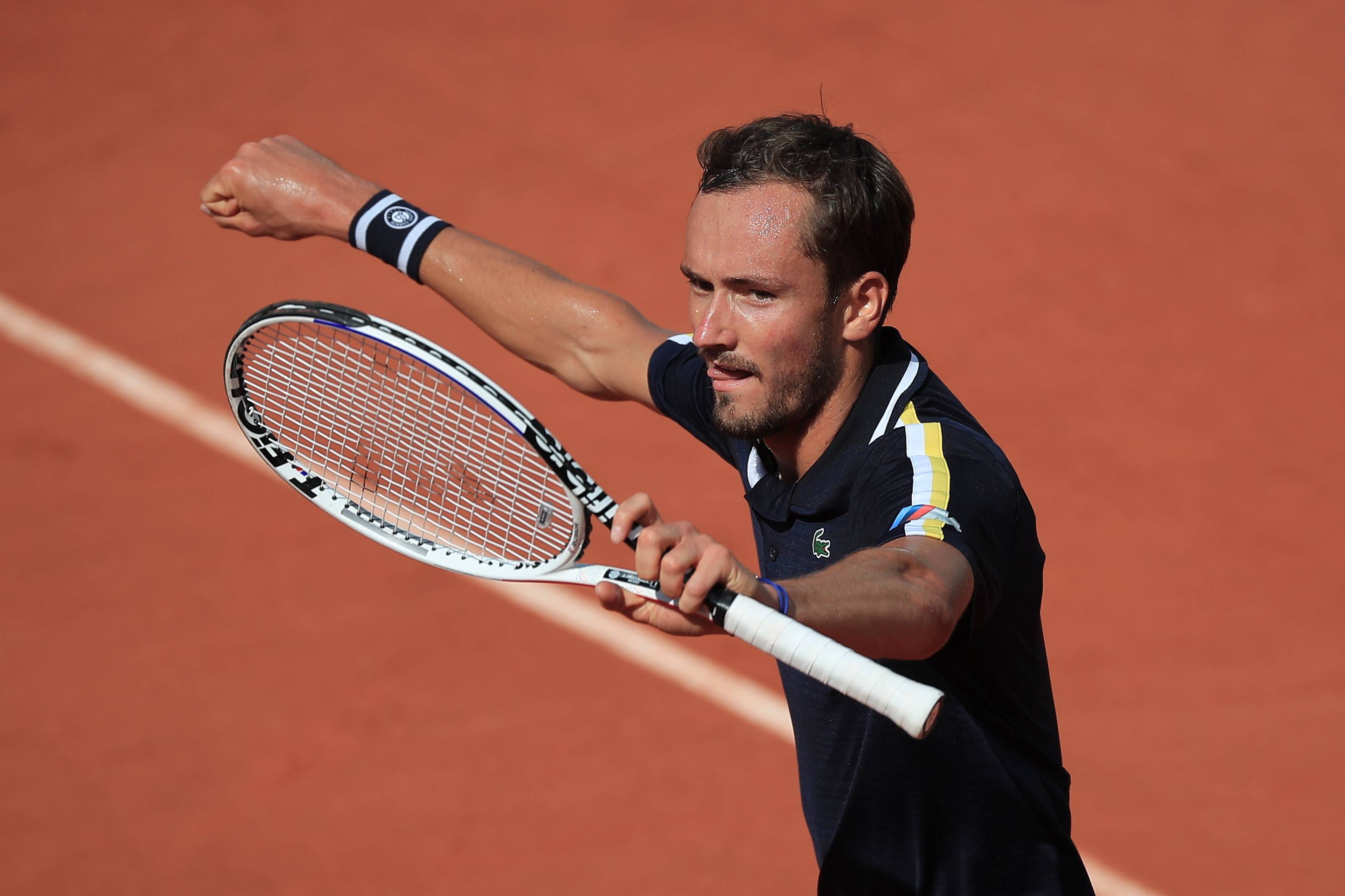 包含西班牙网球队逆转法国网球队，梅德韦杰夫完成帽子戏法的词条